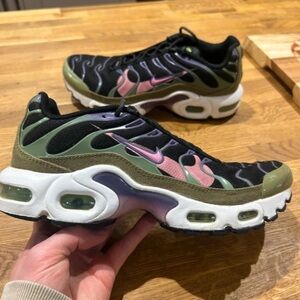 Nike Women's Shoes - Black, Green, Pink